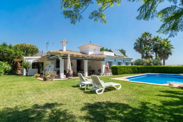 R5423248 | Detached Villa in Estepona – 3 beds, 2 baths