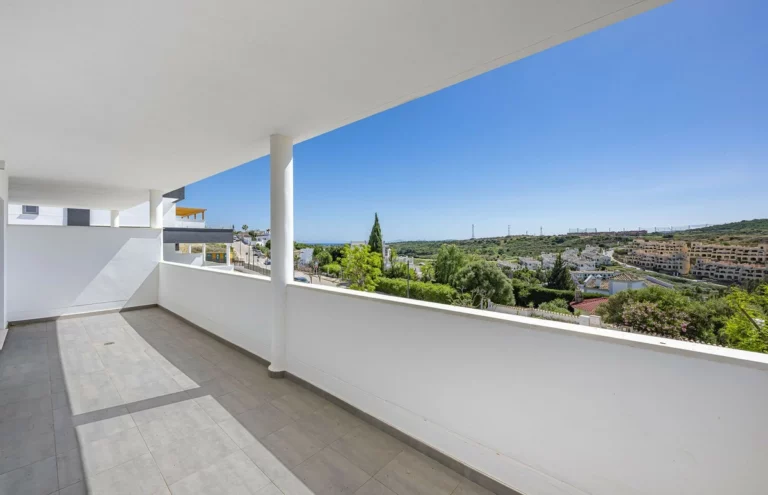 R5414938 | Ground Floor Apartment in Estepona – 2 beds, 2 baths