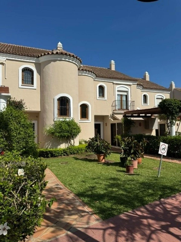 R5417602 | Townhouse in El Paraiso – 3 beds, 2.5 baths