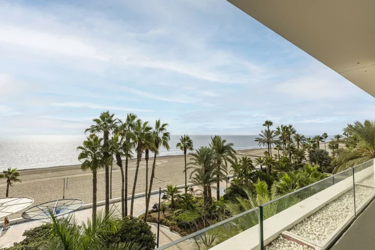 R5305519 | Middle Floor Apartment in Estepona – 3 beds, 3 baths