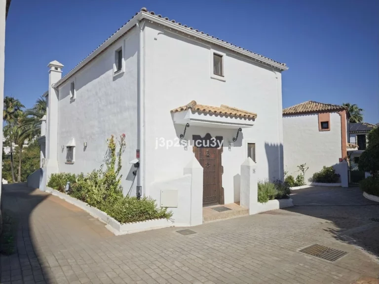 R5401192 | Detached Villa in Selwo – 4 beds, 4 baths