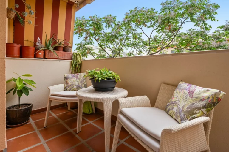 R5427016 | Middle Floor Apartment in Estepona – 3 beds, 2 baths