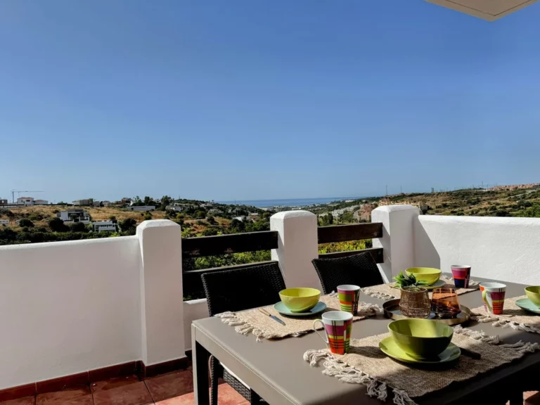 R5367262 | Middle Floor Apartment in Estepona – 2 beds, 2 baths