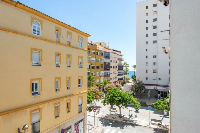 R5375911 | Top Floor Apartment in Estepona – 1 beds, 1 baths