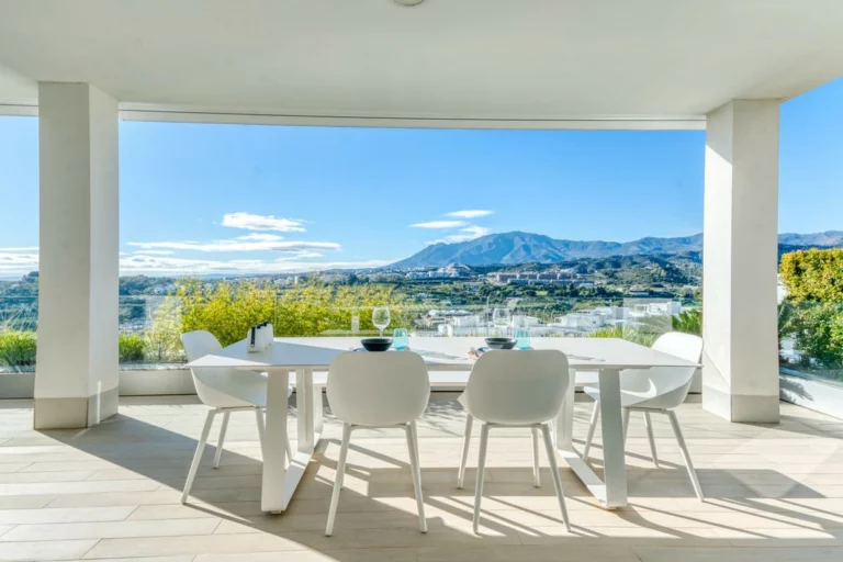 R5292694 | Ground Floor Apartment in Estepona – 3 beds, 2 baths