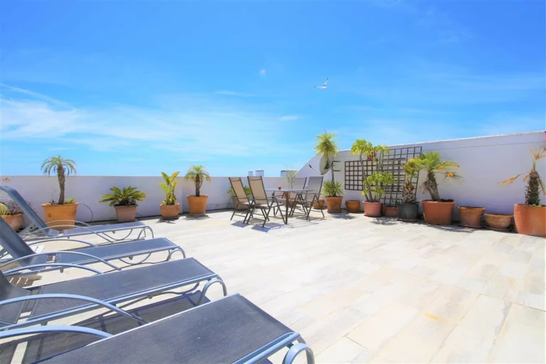 R4958938 | Penthouse in Estepona – 2 beds, 2 baths