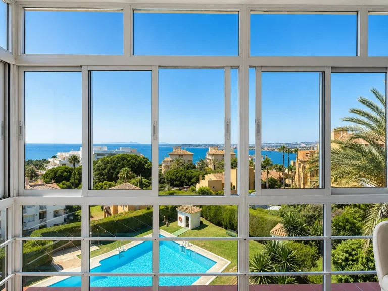 R5398555 | Middle Floor Apartment in Estepona – 3 beds, 2 baths