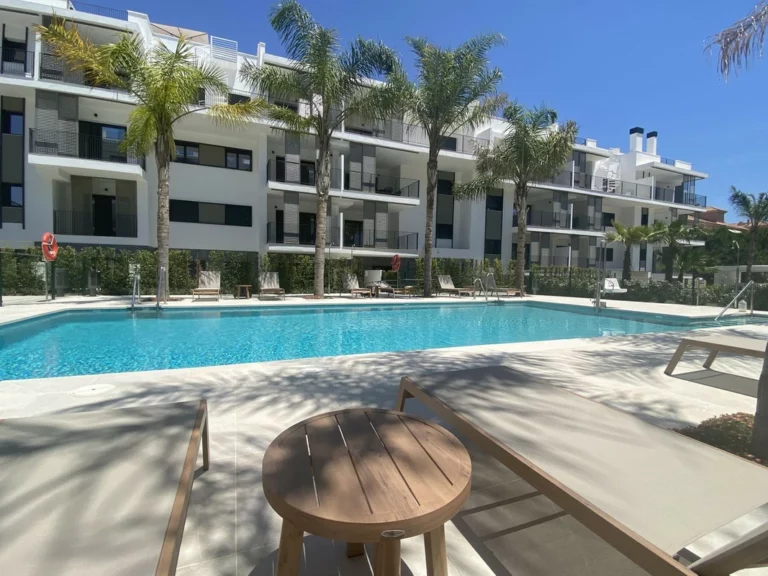 R5410222 | Middle Floor Apartment in Estepona – 3 beds, 2 baths