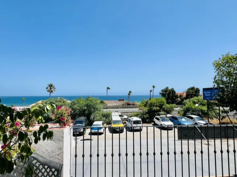 R5382034 | Middle Floor Apartment in Estepona – 3 beds, 1 baths
