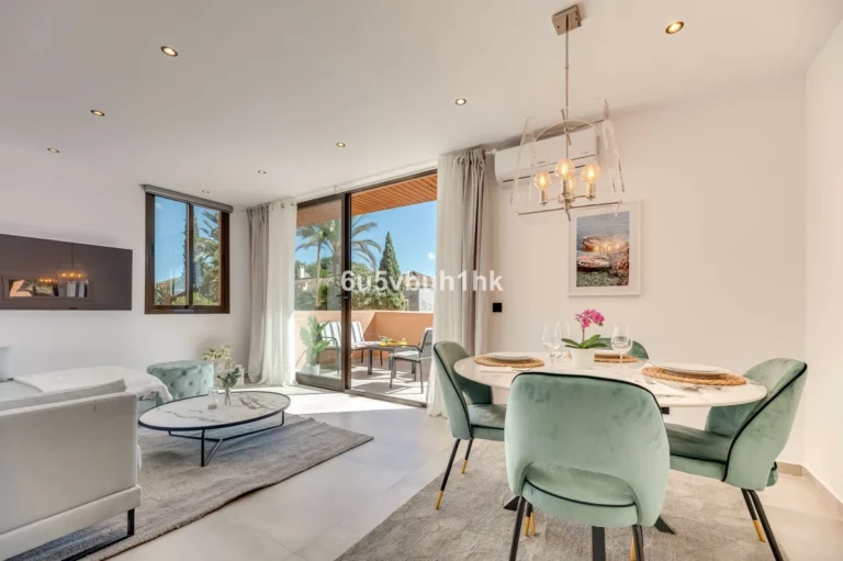 R4989442 | Middle Floor Apartment in Estepona – 5 beds, 4 baths
