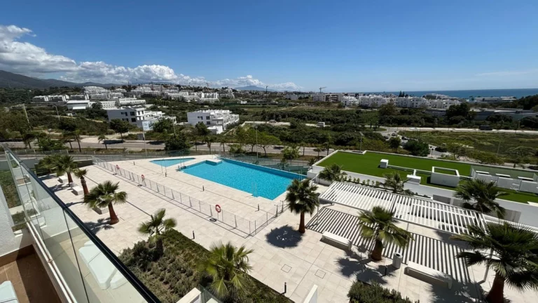 R5406193 | Middle Floor Apartment in Estepona – 2 beds, 2 baths