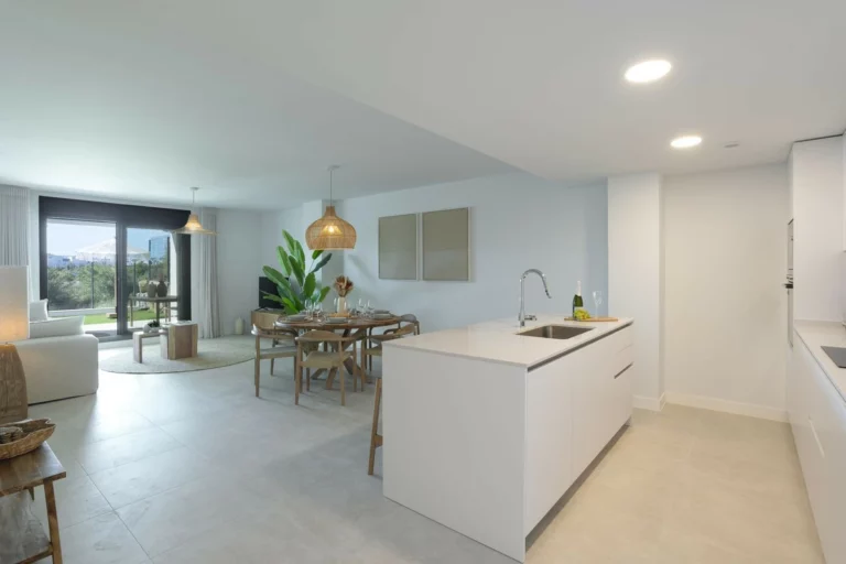R5423395 | Ground Floor Apartment in Estepona – 3 beds, 2 baths