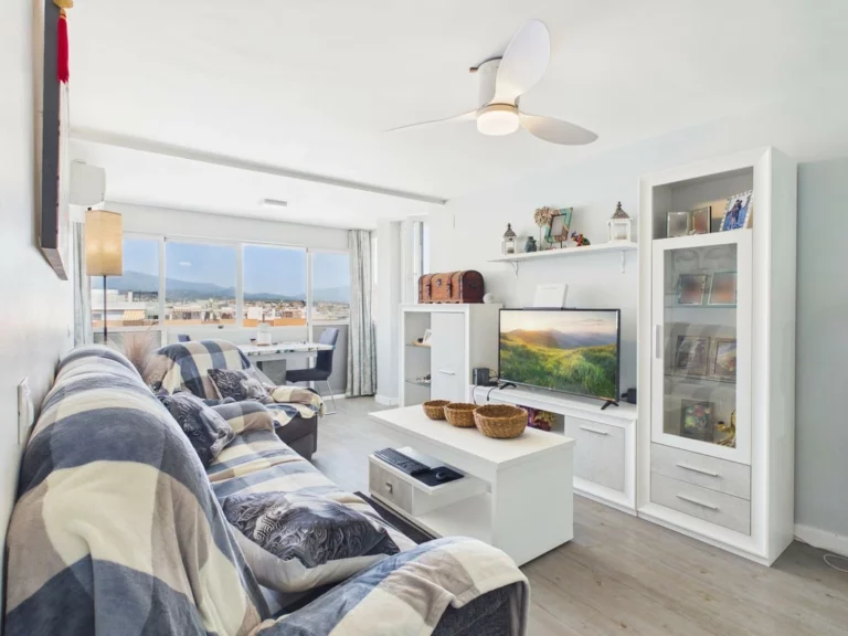 R5419102 | Top Floor Apartment in Estepona – 2 beds, 1 baths