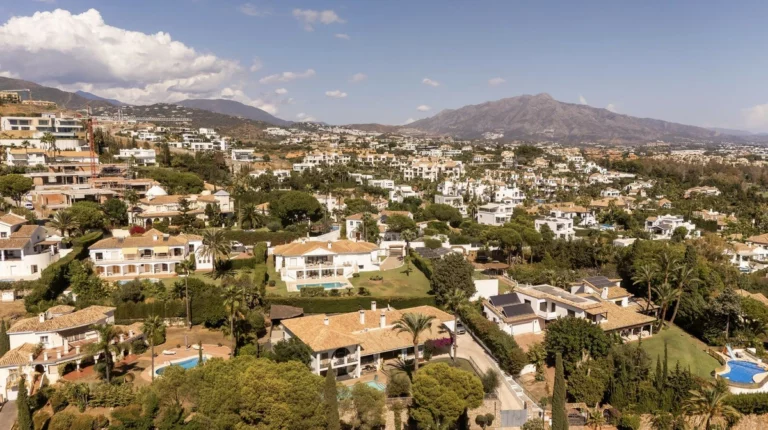 R5259202 | Detached Villa in El Paraiso – 5 beds, 4 baths