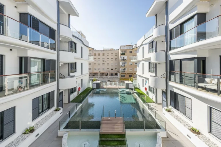 R5186287 | Middle Floor Apartment in Estepona – 3 beds, 3 baths
