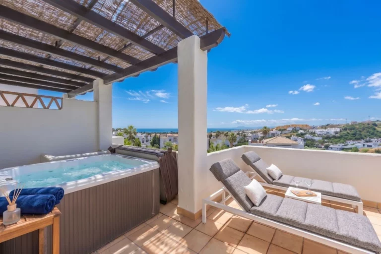 R5355286 | Penthouse in Estepona – 2 beds, 2 baths