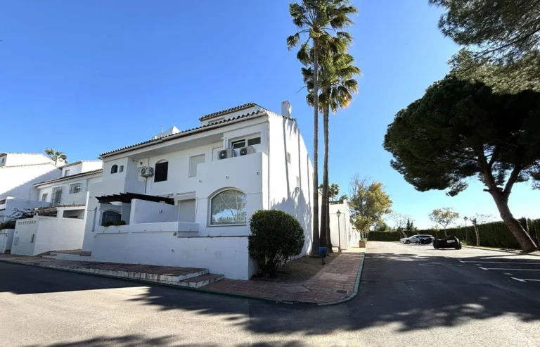 R5414758 | Townhouse in Atalaya – 4 beds, 4 baths