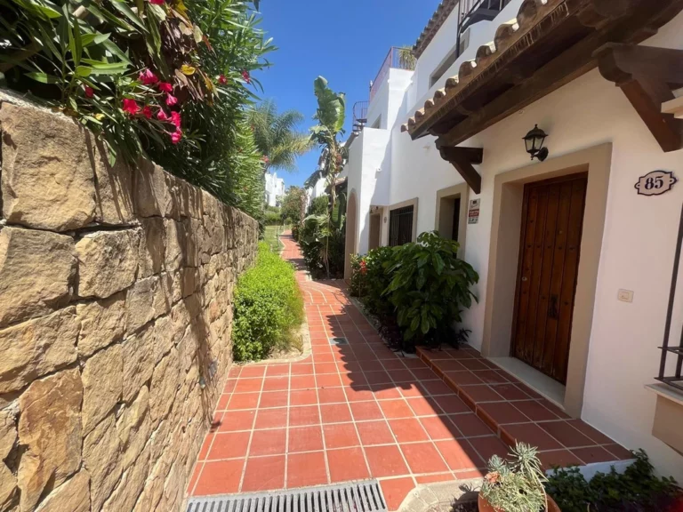R5427826 | Townhouse in Estepona – 3 beds, 3 baths