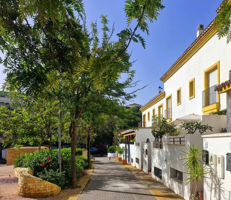 R5423953 | Townhouse in Estepona – 4 beds, 4 baths