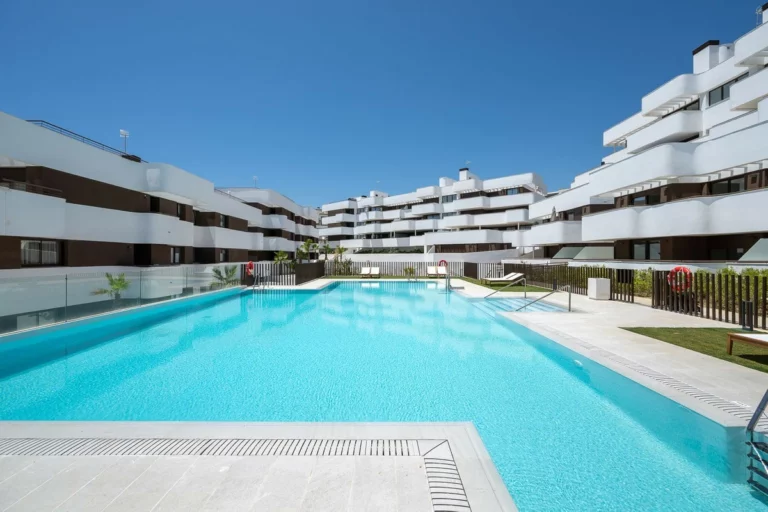 R5132371 | Middle Floor Apartment in Estepona – 3 beds, 2 baths