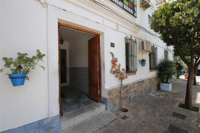 R5424448 | Townhouse in Estepona – 9 beds, 3 baths