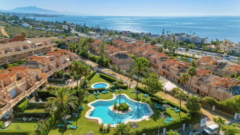 R5427577 | Semi-Detached House in Estepona – 3 beds, 2 baths