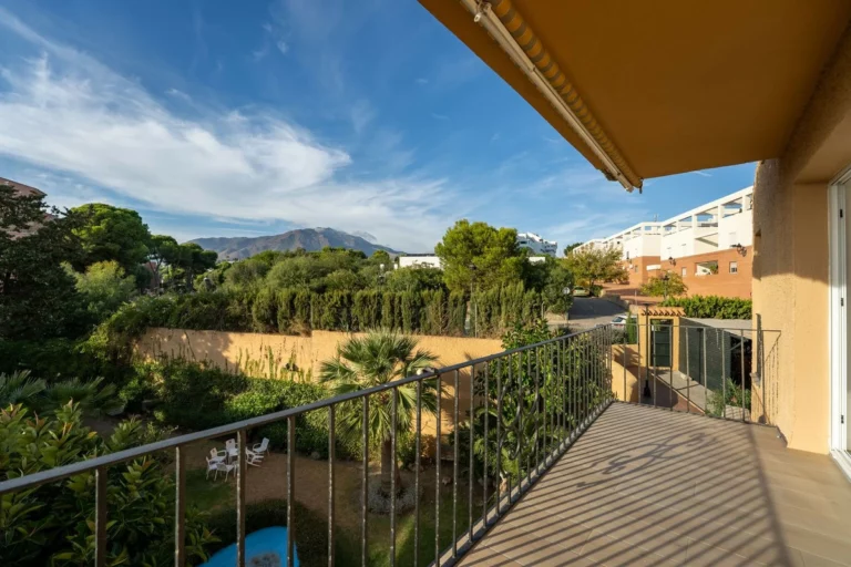 R5215636 | Middle Floor Apartment in Estepona – 2 beds, 1 baths