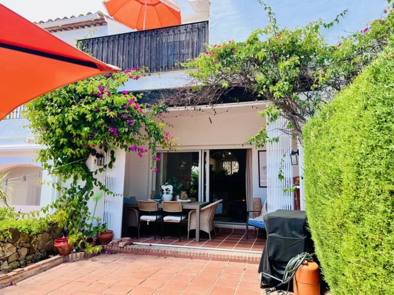 R5384656 | Townhouse in El Paraiso – 3 beds, 2 baths