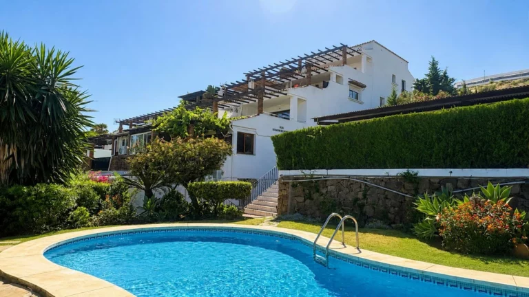 R5411341 | Middle Floor Apartment in Estepona – 3 beds, 1 baths