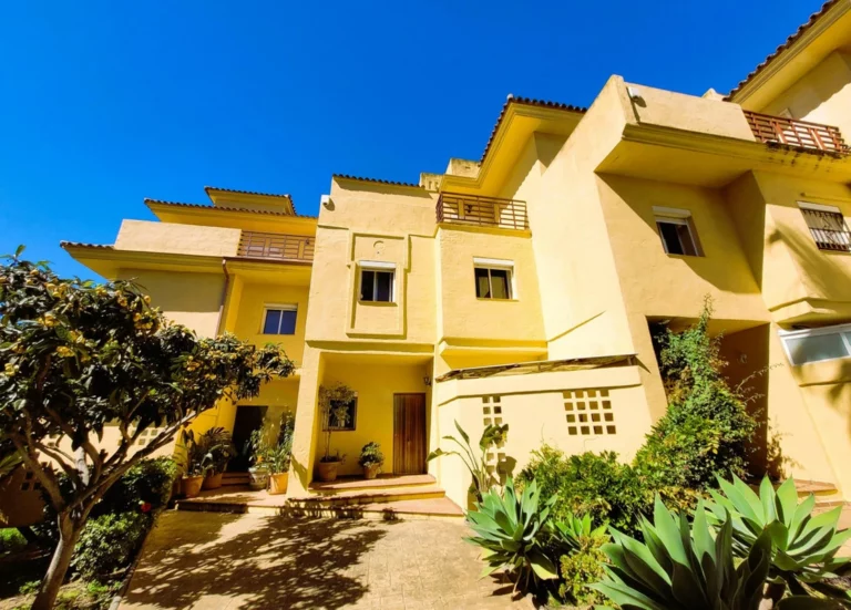 R5402719 | Townhouse in Estepona – 4 beds, 2 baths