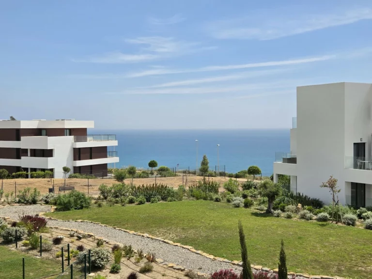 R5366644 | Middle Floor Apartment in Estepona – 3 beds, 2.5 baths