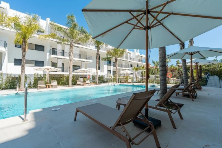R5410222 | Middle Floor Apartment in Estepona – 3 beds, 2 baths