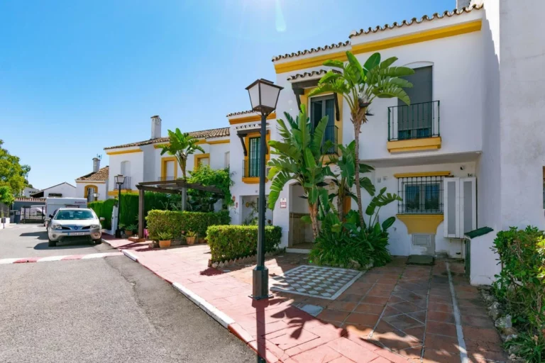 R5406184 | Townhouse in Estepona – 3 beds, 2.5 baths