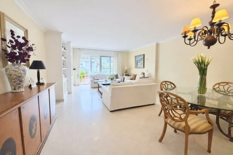 R5408623 | Townhouse in Estepona – 3 beds, 3 baths