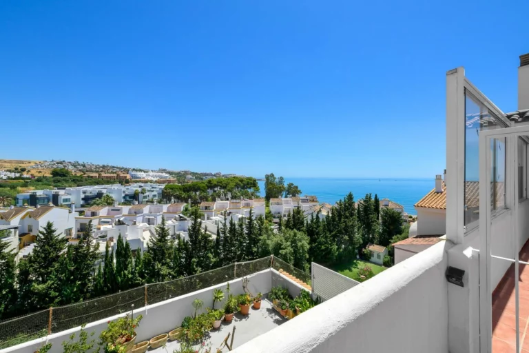 R5430244 | Middle Floor Apartment in Estepona – 2 beds, 2 baths