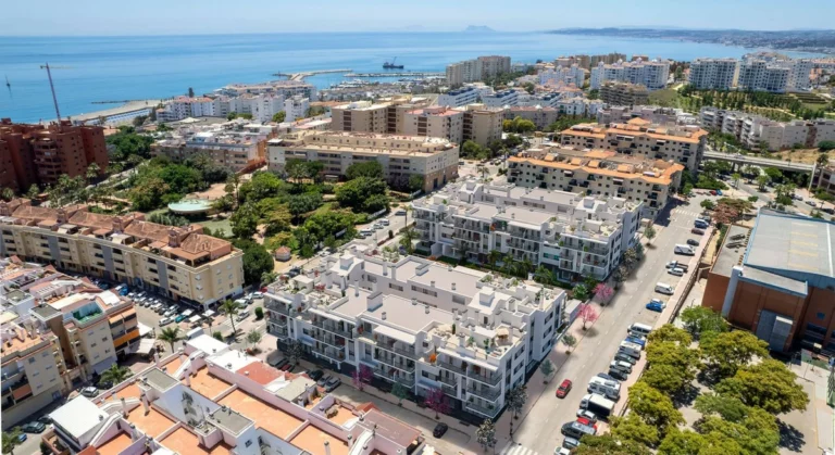 R5430337 | Middle Floor Apartment in Estepona – 3 beds, 2 baths