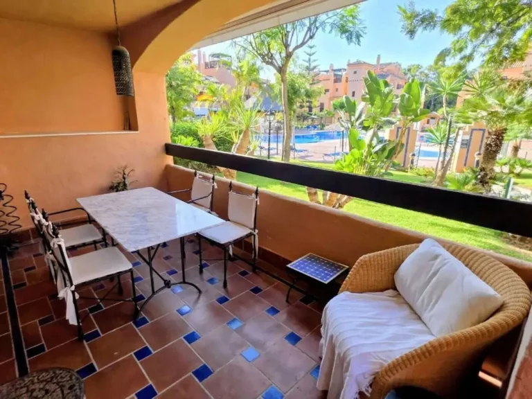 R5445253 | Middle Floor Apartment in Estepona – 3 beds, 3 baths