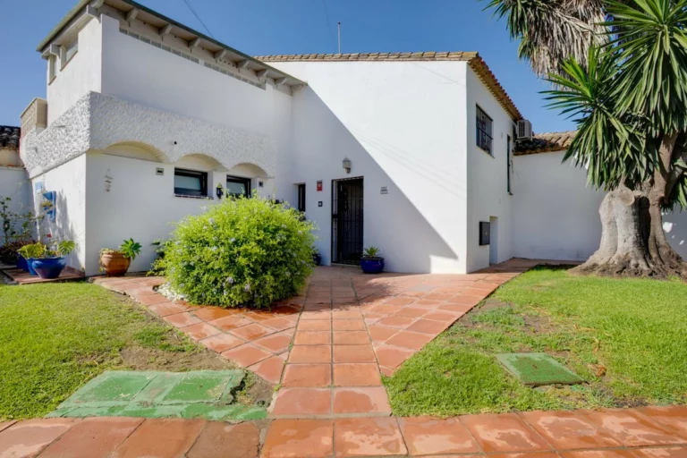 R5434984 | Townhouse in Estepona – 3 beds, 2 baths