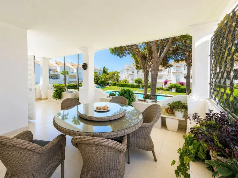R5435722 | Middle Floor Apartment in Estepona – 3 beds, 2 baths