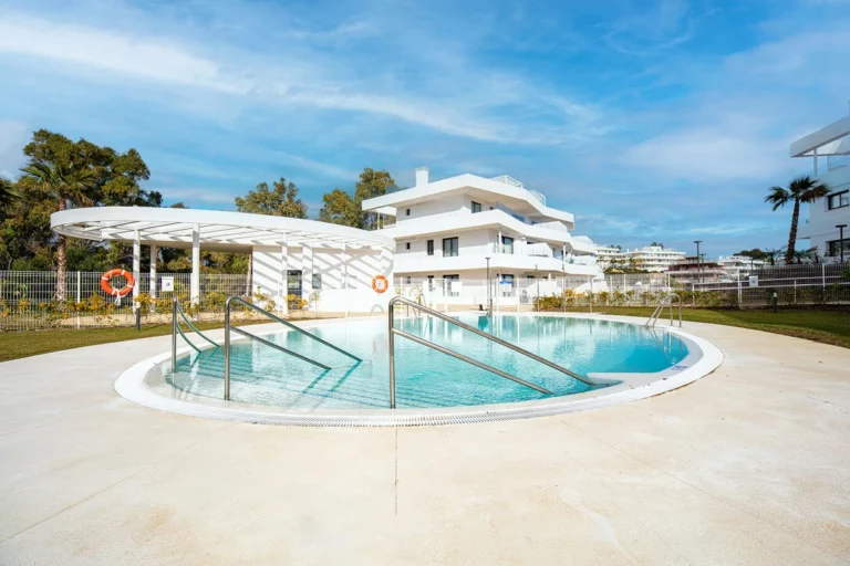 R5427043 | Middle Floor Apartment in Estepona – 2 beds, 2 baths