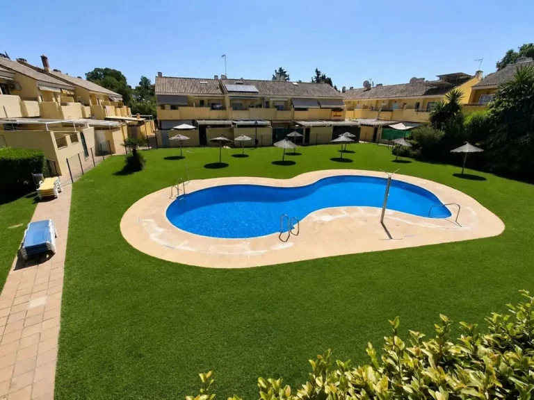 R5445265 | Townhouse in Estepona – 3 beds, 3 baths