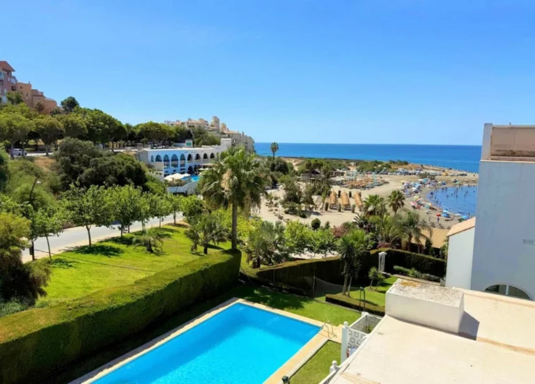 R5426167 | Middle Floor Apartment in Estepona – 3 beds, 2 baths