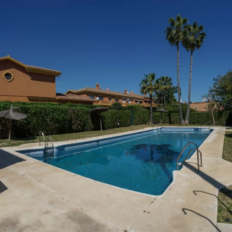 R5365273 | Townhouse in Atalaya – 4 beds, 2 baths