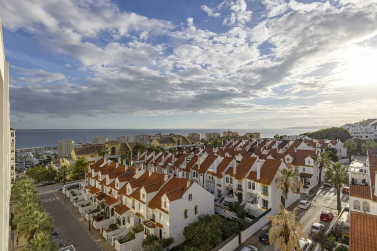 R5427046 | Middle Floor Apartment in Estepona – 3 beds, 2 baths