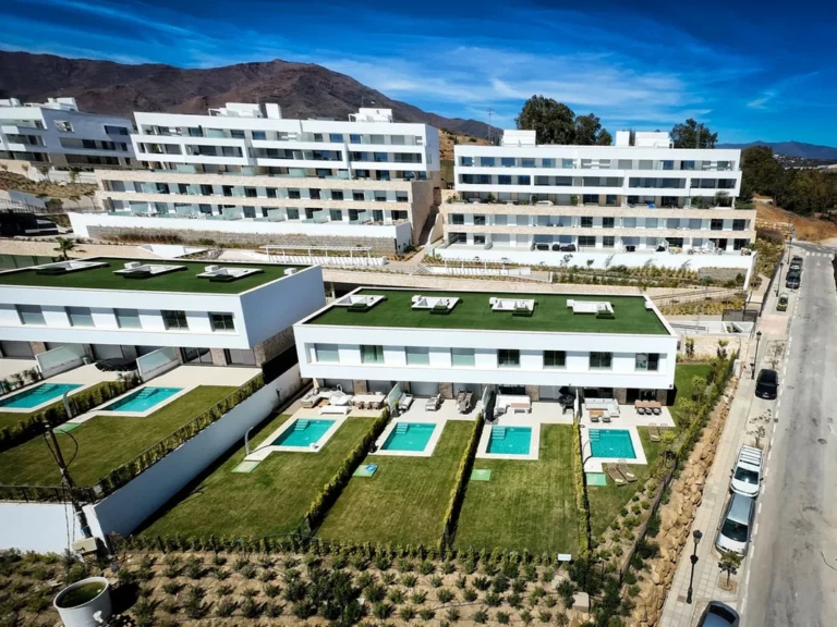 R5321200 | Townhouse in Estepona – 4 beds, 3 baths