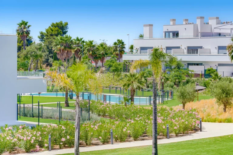 R5216872 | Middle Floor Apartment in Estepona – 2 beds, 2 baths