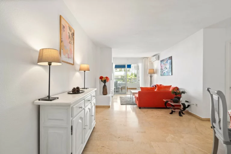 R5446951 | Middle Floor Apartment in Estepona – 1 beds, 1 baths