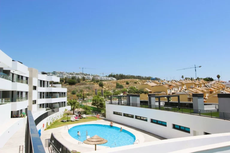 R5430394 | Middle Floor Apartment in Estepona – 2 beds, 2 baths