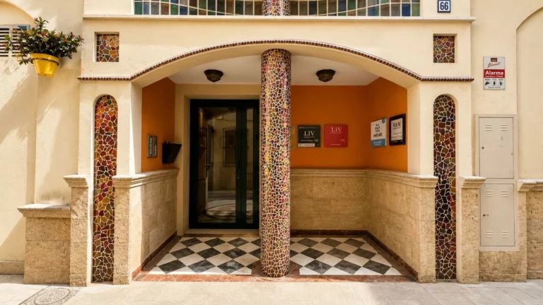 R5438368 | Middle Floor Apartment in Estepona – 2 beds, 1 baths