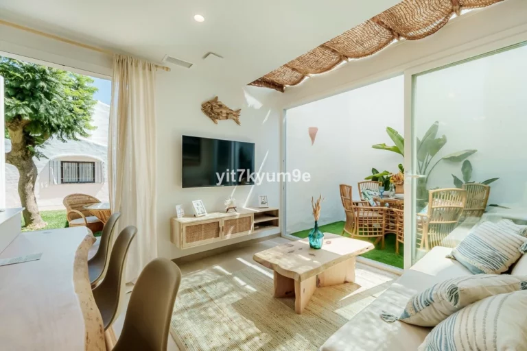 R5422081 | Ground Floor Apartment in Estepona – 2 beds, 2 baths